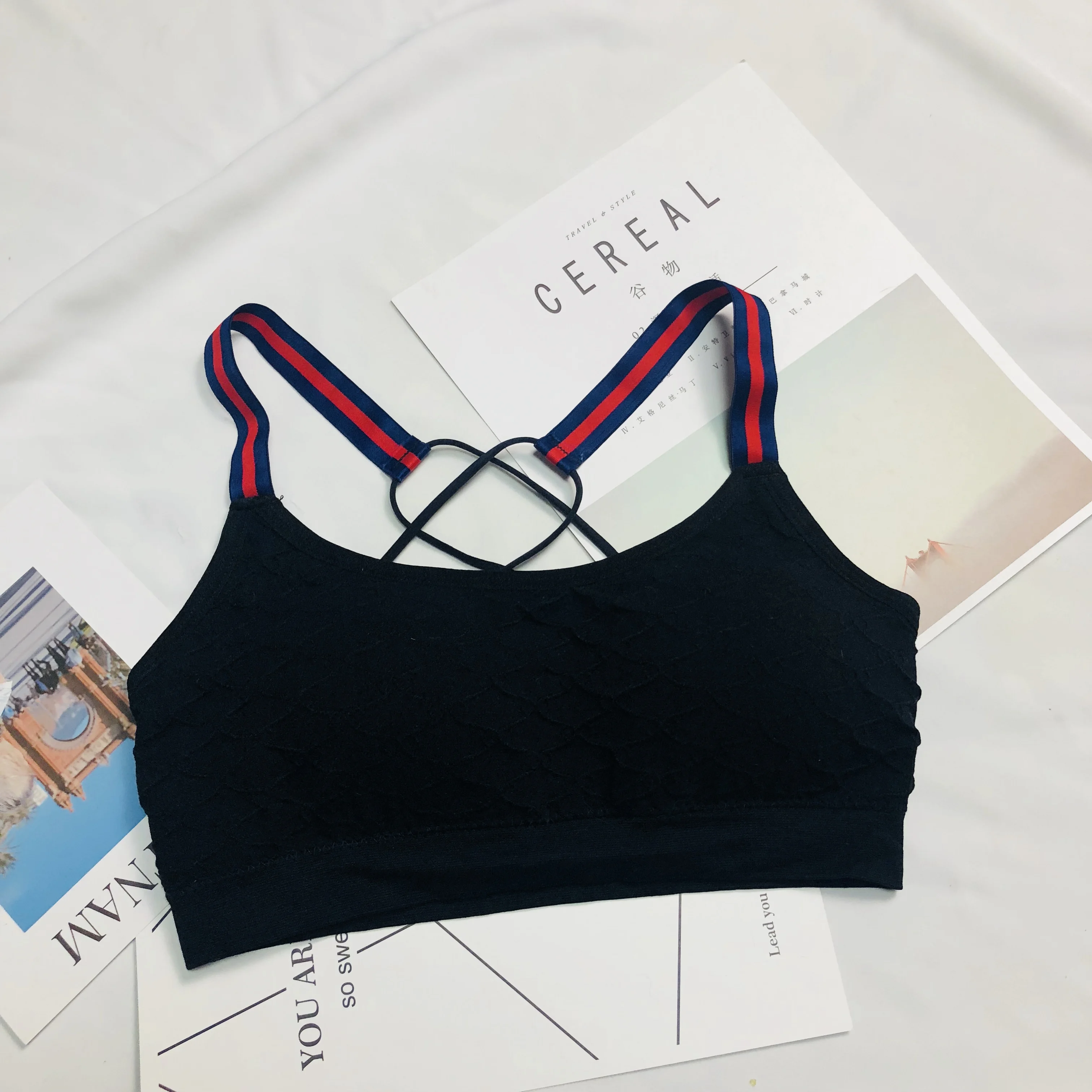 Женский спортивный бюстгальтер черный мягкий для бега красочные бретельки топы