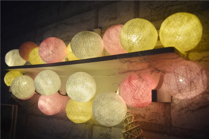 Светодиодная гирлянда с розовыми + кремовыми белыми ватными шариками на