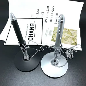 Шариковая ручка с металлическим основанием на пружине, с цепочкой из бусин