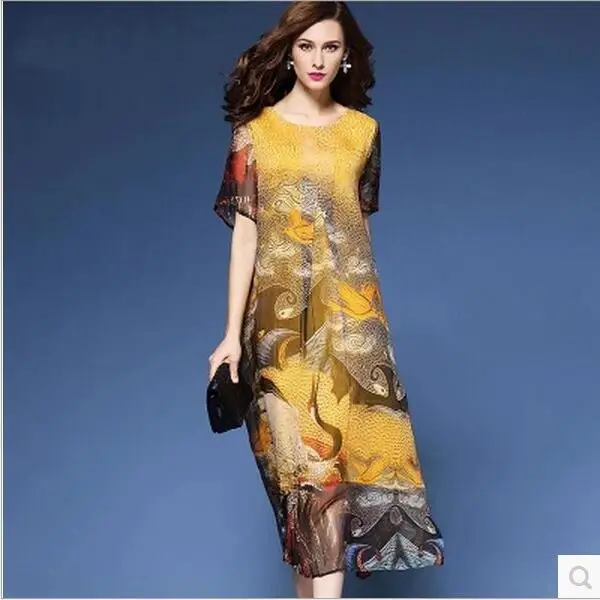 Женское платье с национальным принтом свободное глубоким вырезом желтое