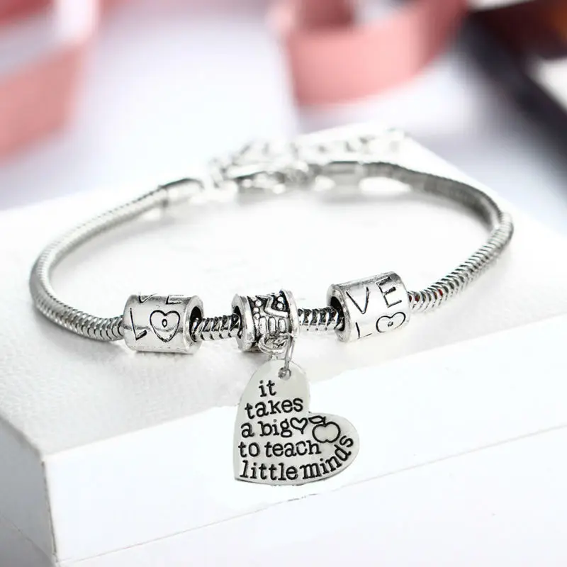 Apple Love Heart это занимает большое сердце чтобы научить маленьких умов учительского