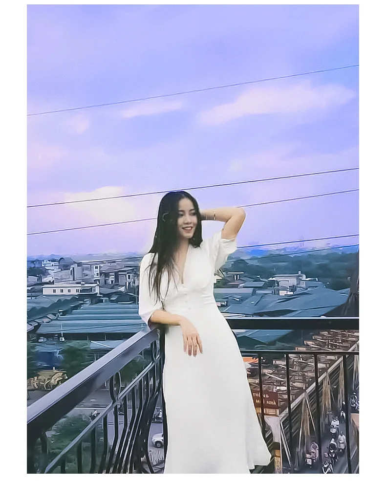 Платье женское весеннее сексуальное без бретелек с глубоким треугольным вырезом