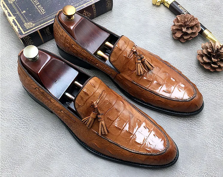 

New Style Men Pointed Toes England Style Tassel Slip On Loafers Men Crocodile Pattern Handmade Pleated Office Work Shoes