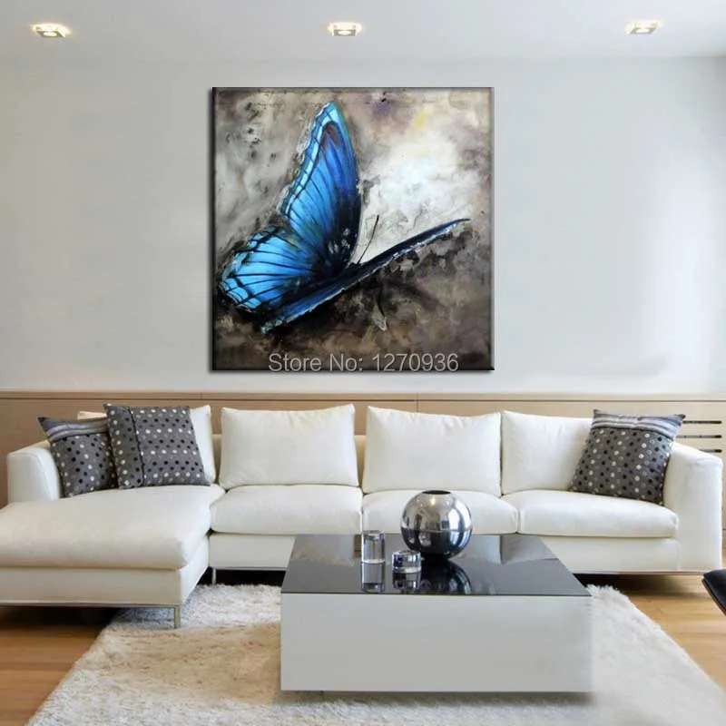 Голубая благородная красивая бабочка остановка на полу фантастический фон