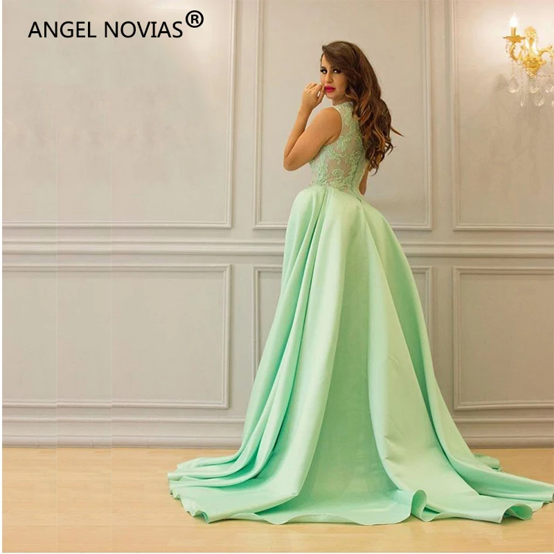 Женское длинное атласное платье ANGEL NOVIAS зеленое вечернее с разрезом в арабском