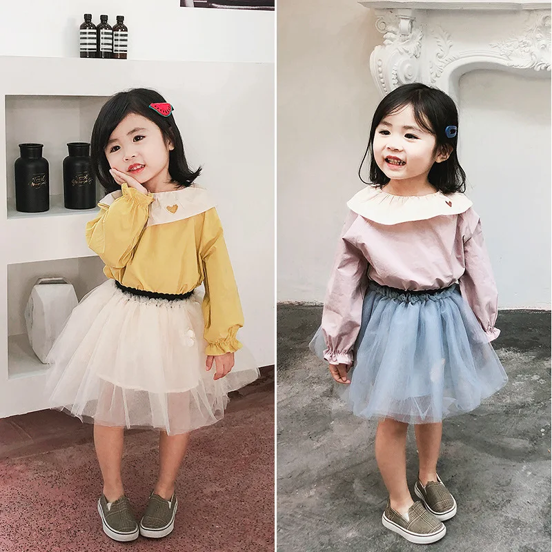Хлопковая блузка с длинными рукавами вышитыми куклами и воротником для девочек