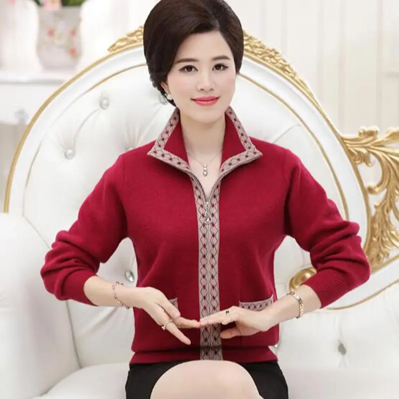 Приталенный весенне зимний свитер большого размера для женщин среднего возраста