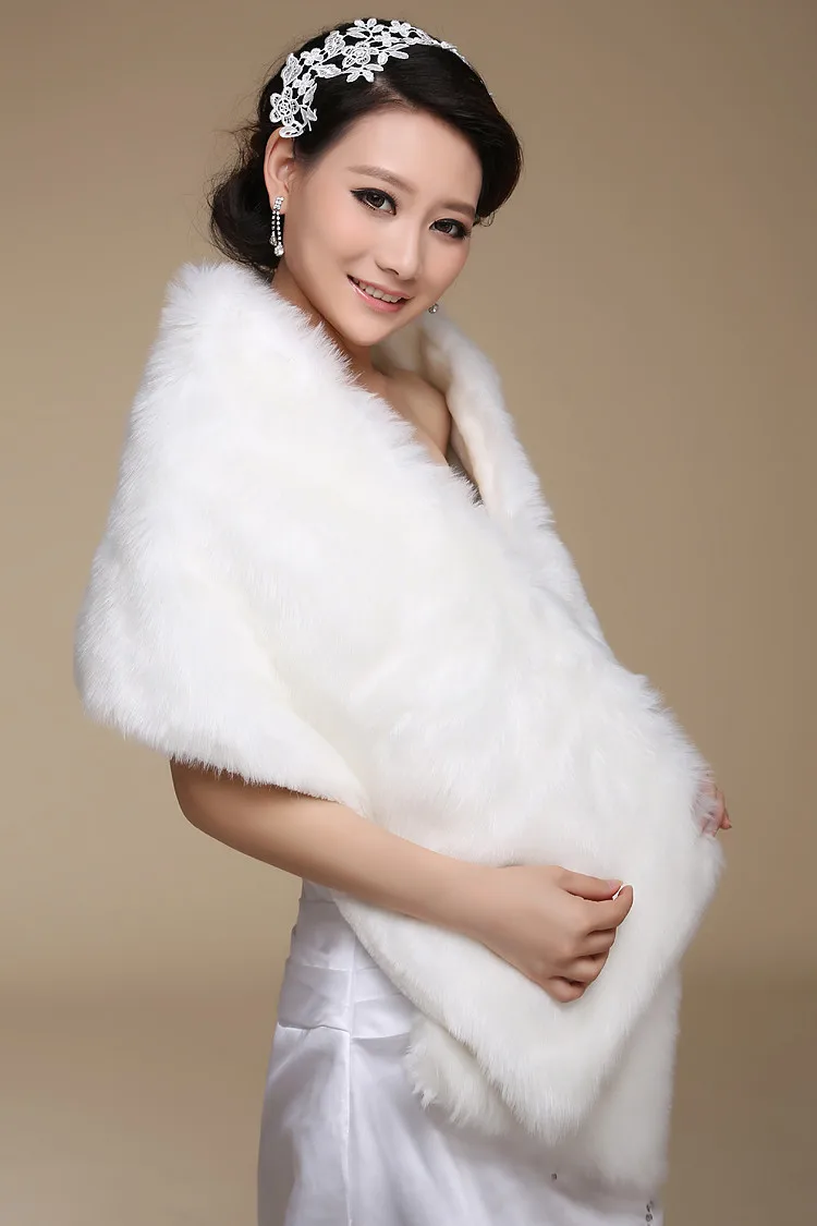 Цвет бежевый белый сезон лето длинная шуба из искусственного меха накидка на