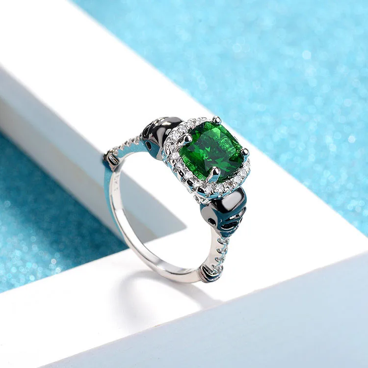 Женское кольцо с зеленым фианитом обручальное серебряного цвета черным черепом