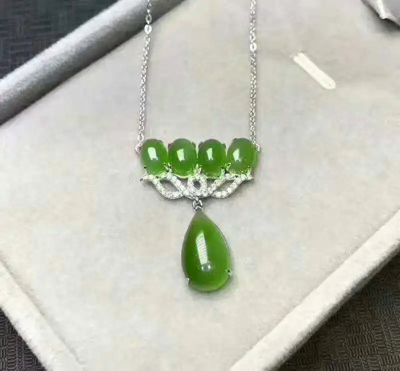 Подвеска на удачу из серебра 925 пробы с натуральным зеленым Искусственным