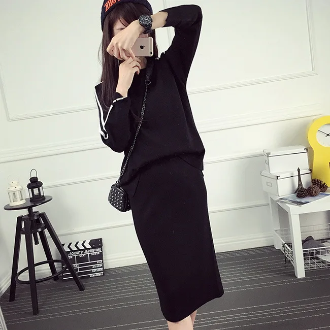 Женский костюм-двойка с юбкой черного и винно-красного цвета облегающий пуловер