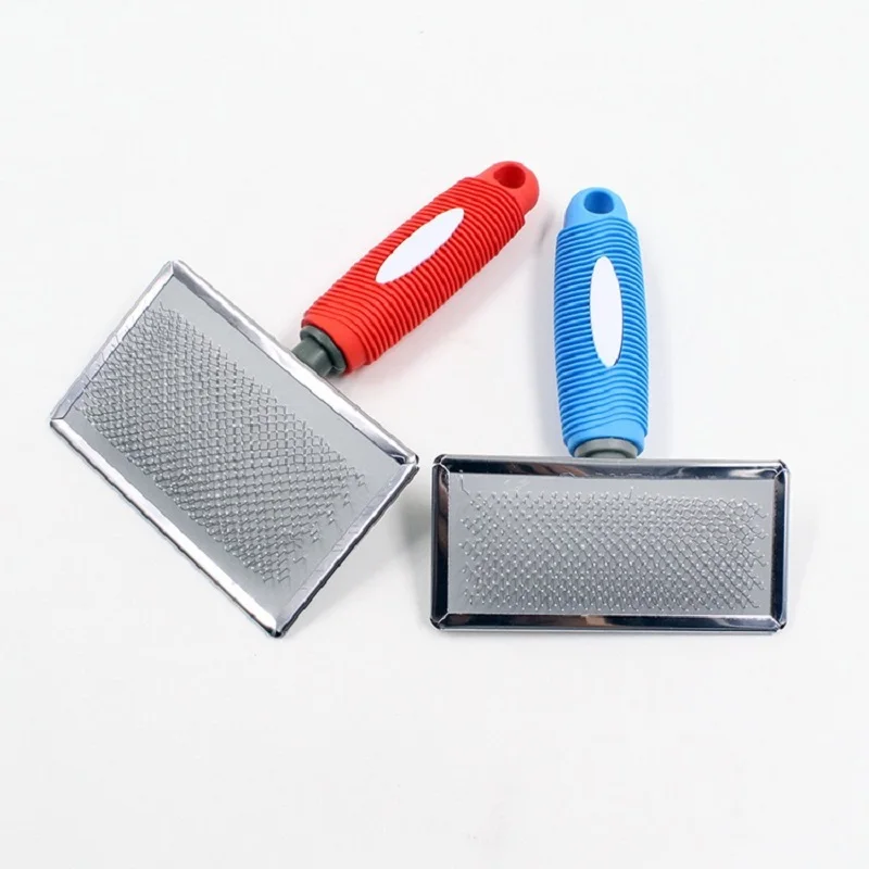 Расческа для ухода ха шерстью животных спиральная рукоятка покрыта нескользким