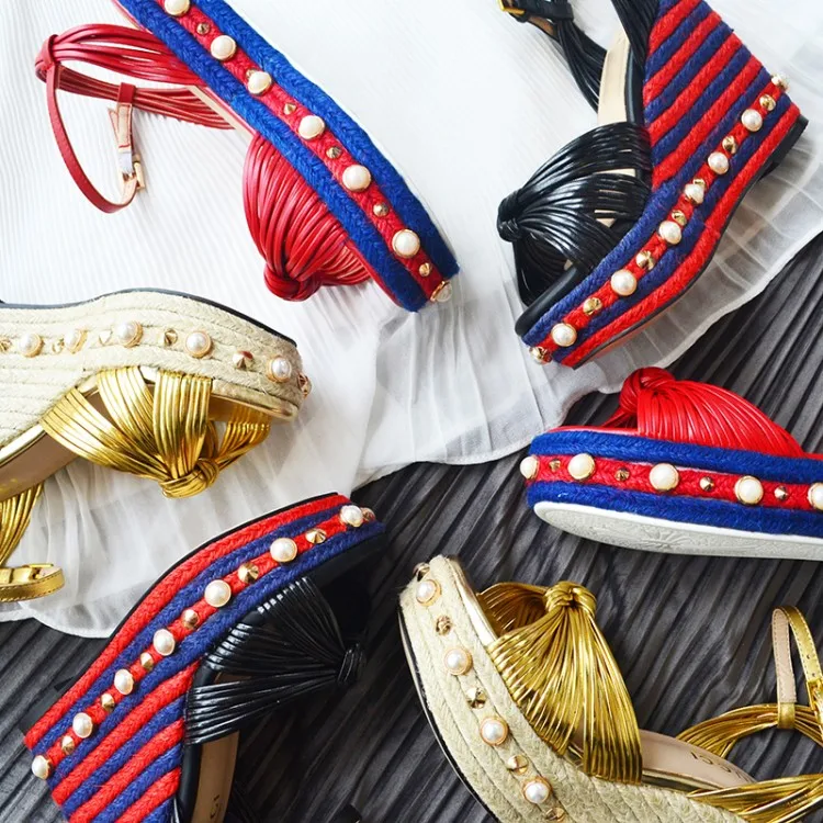 Женские сандалии на танкетке летние толстой подошве с ремешком и пряжкой