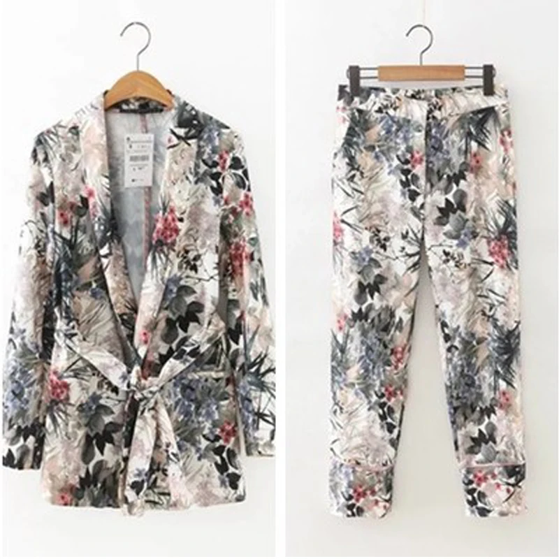 

Women's suit 2018 autumn women Europe and the United States wind new belt printing coat + casual pants suit 2 Piece Set