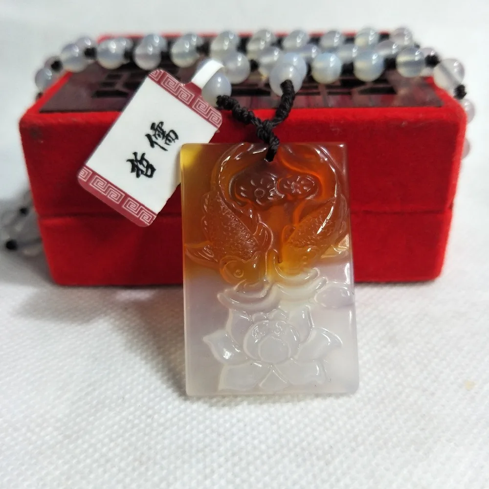 

Zheru Jewelry Pure natural two-color agate Pisces Lotus pendant White chalcedony bead necklace Female models Gift certificate