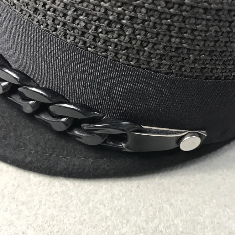 Летняя одежда соединяющая вместе короткая соломенная шляпа с цепочкой для