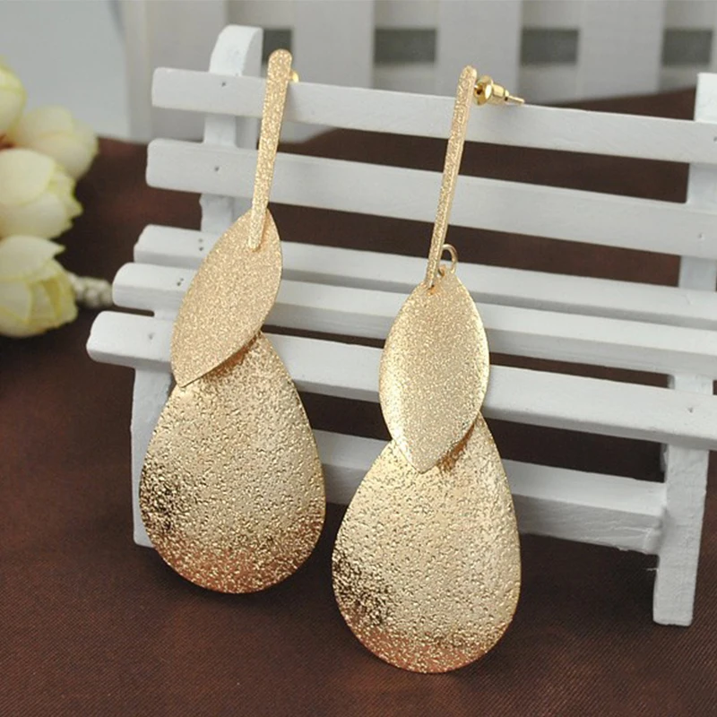 В стиле панк-рок большой лист геометрической капли воды из металла длинные