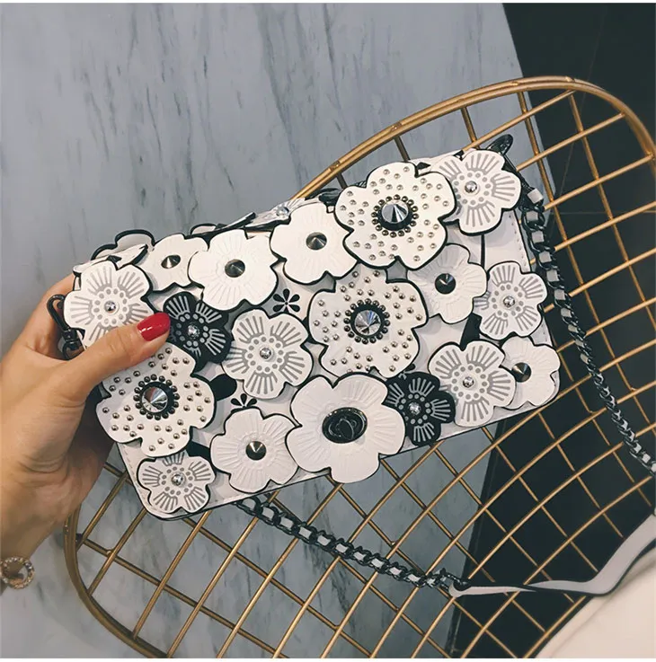 Белый Женские Сумки из искусственной кожи, трехмерные цветы, заклепки, цепочки, Камелия, дамская сумочка с клапаном, белые сумки через плечо - Цвет: Белый