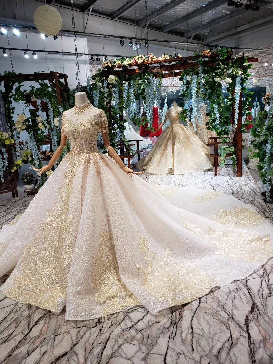 

Royal Lace Wedding Dress 2019 Long Train High Neck Muslim Bridal Princess Champagne Church Wedding Dresses Ball Gown Bridal Gown