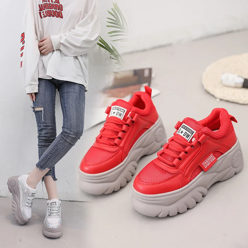 Женские кроссовки на массивной платформе повседневные серебристого цвета с