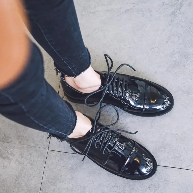 Женские туфли оксфорды из лакированной кожи на плоской подошве с перекрестными ремешками дизайнерские