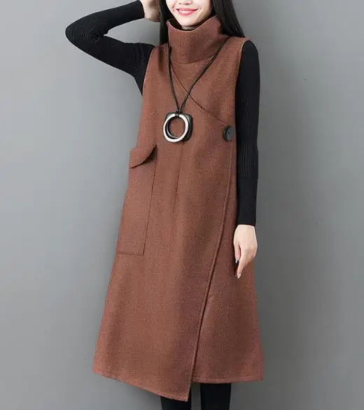 Зимние платья водолазка женские без рукавов с большим карманом разрезом на одной