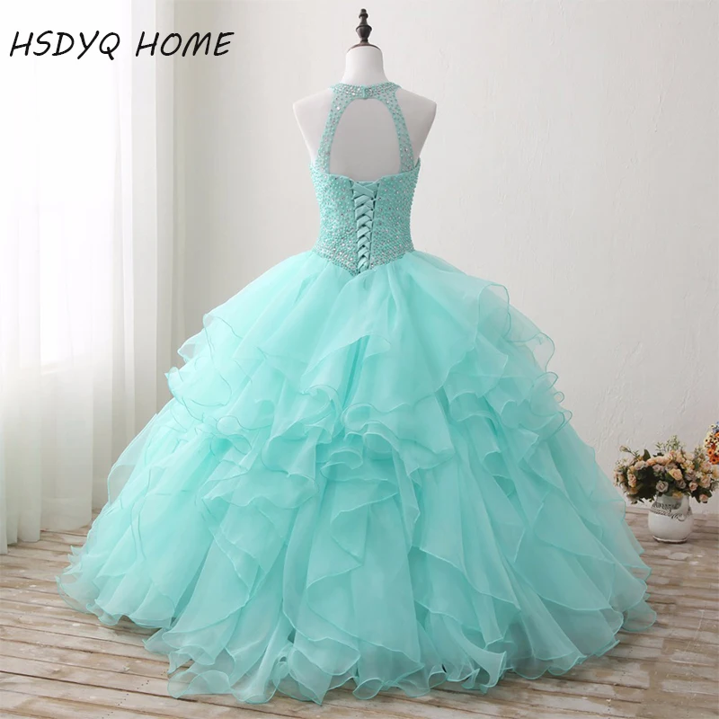 Женское бальное платье без рукавов из органзы с лямкой на шее и бисером длиной до