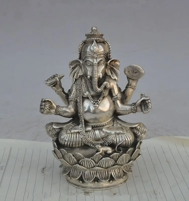 Статуя Будды старинной тибетской религии Джамбхала-Маммона с четырьмя слоновьими руками из серебра.