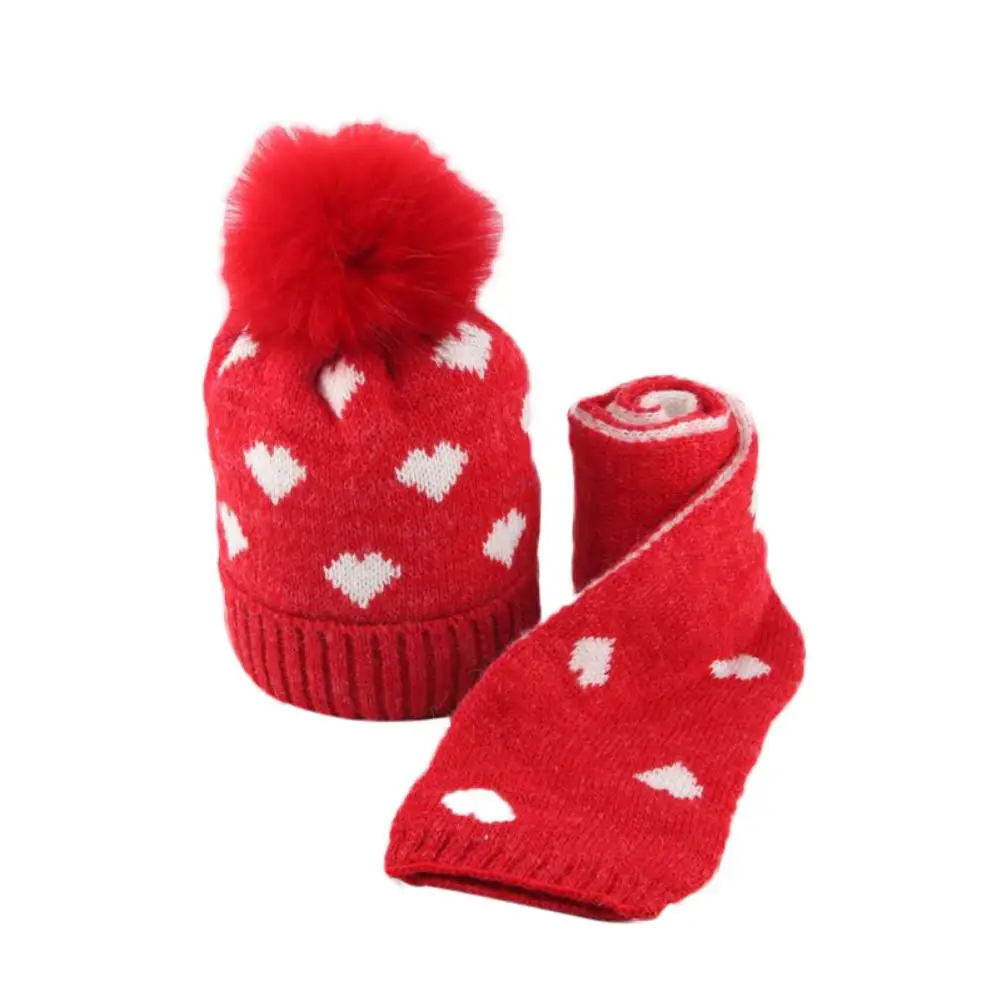 Фото Зимняя теплая вязаная шапочка с помпоном и сердечком для маленьких мальчиков