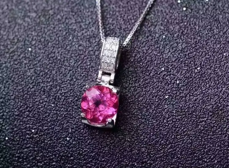 

Кулон из серебра 925 пробы с натуральным красным топазом