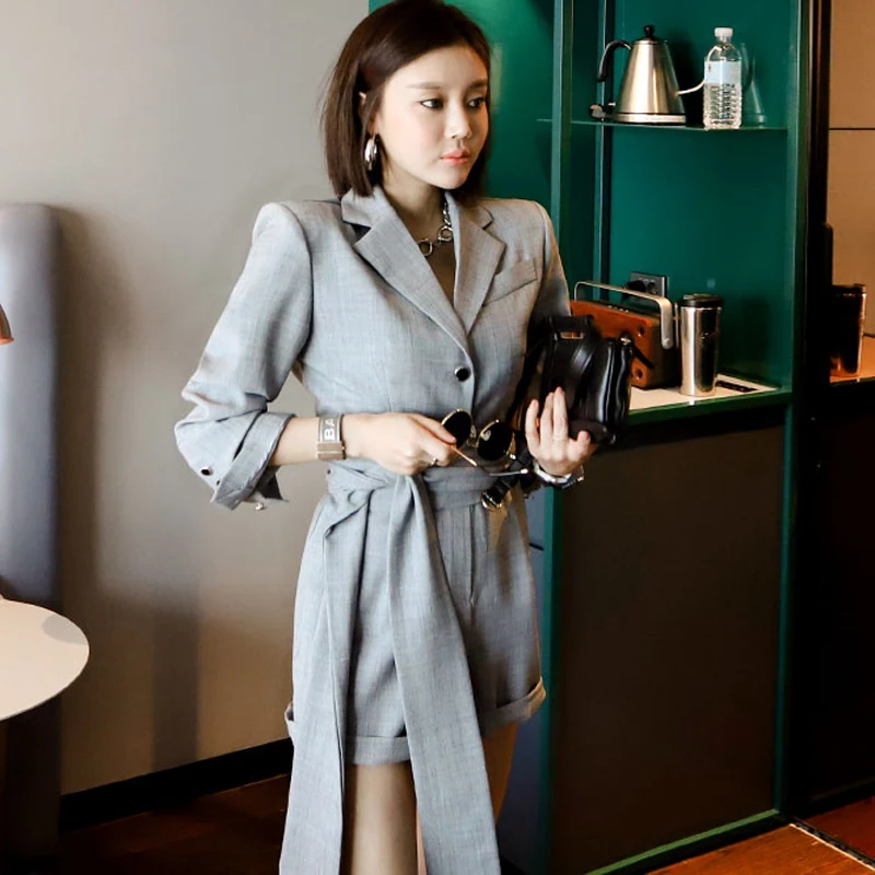 Элегантный короткий комбинезон с зубчатым вырезом женский на шнуровке длинным