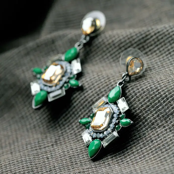 Серьги-гвоздики разных цветов простые украшения из полимерного стекла с