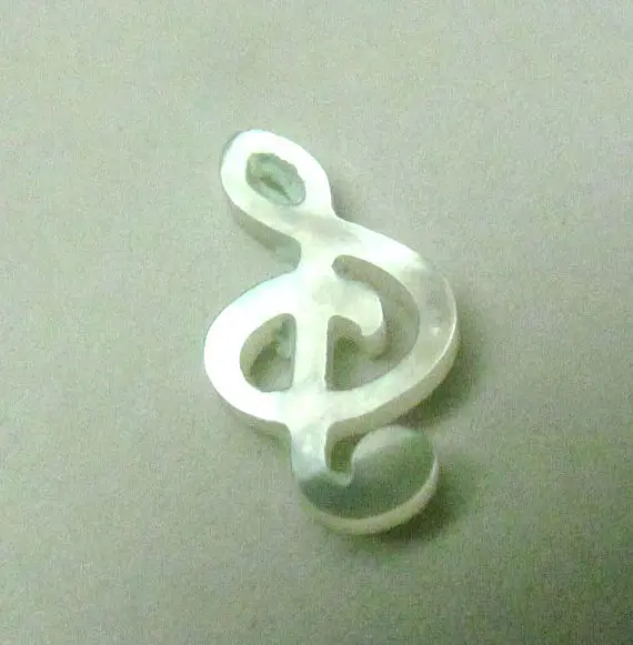 

24 шт., 8-30 мм, настоящая белая швабра, жемчужная оболочка, филигранная Цветочная бабочка для мальчиков и девочек, музыкальная клавиша, резная ...