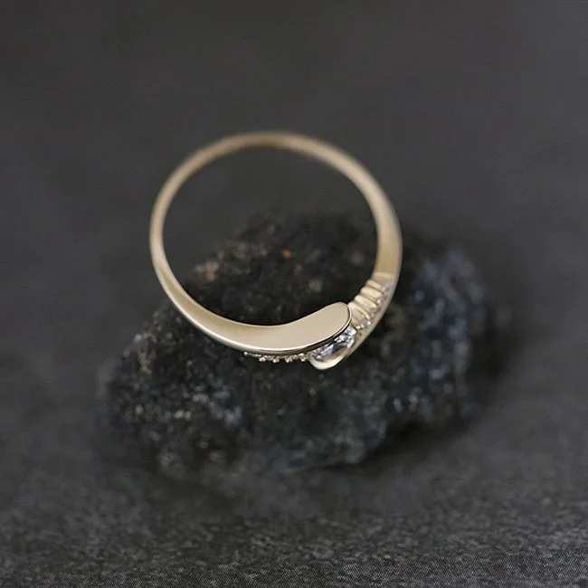 Женское кольцо светильник с инкрустированным кубическим цирконием желтое