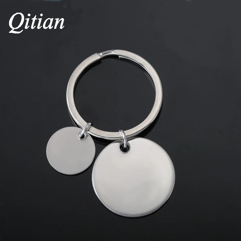 Qitian бесплатно выгравированное имя круглые брелки из нержавеющей стали