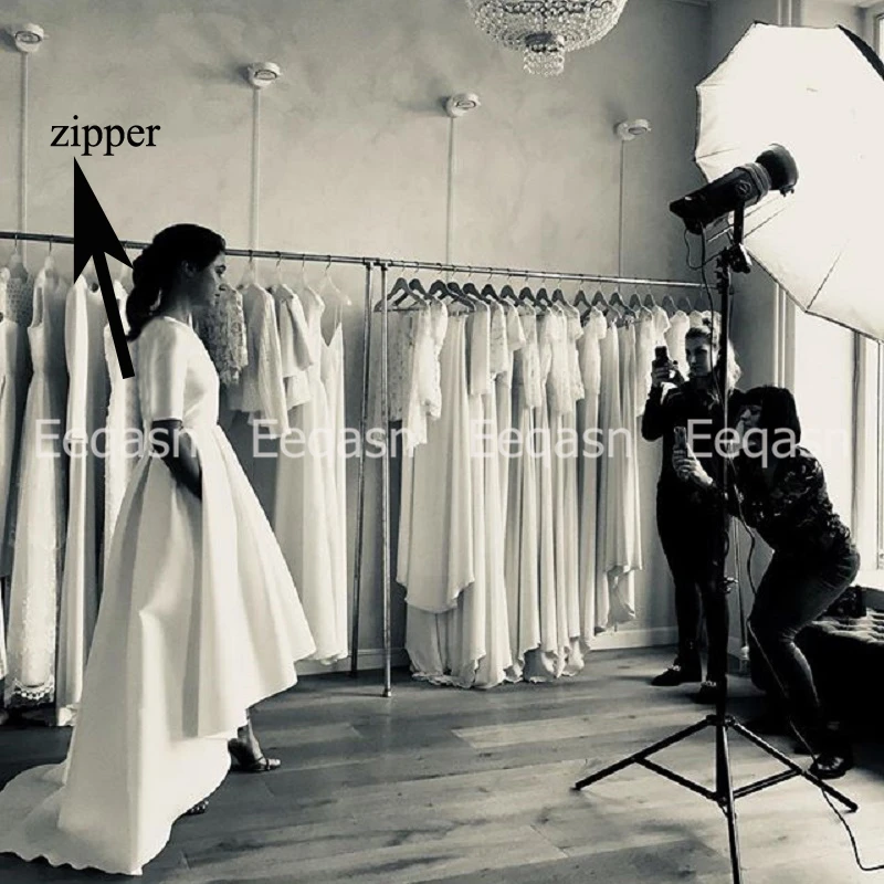 Винтажное атласное свадебное платье с высоким низом и карманами элегантное