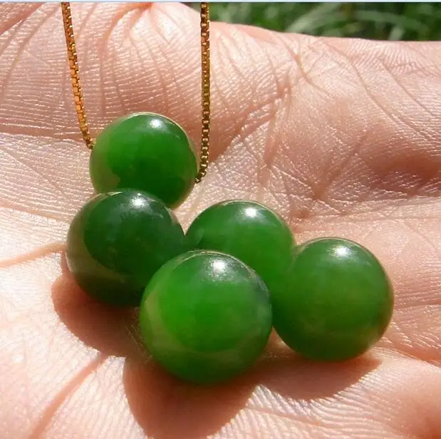 Подвеска из натуральных зеленых бусин гетянийского нефрита резные кулоны