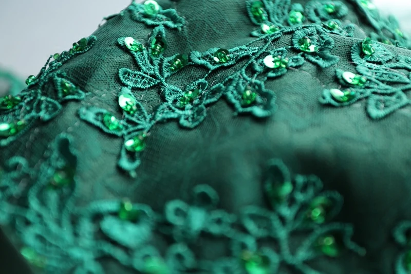 Женское зеленое короткое платье для выпускного вечера кружевное с глубоким