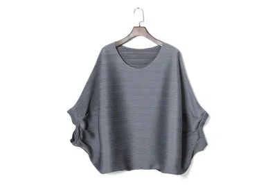 gray Футболка плюс размер летняя женская мода новая Miyake плиссированные рукава летучая мышь сплошной цвет свободные большие размеры футболки женские - Цвет: gray
