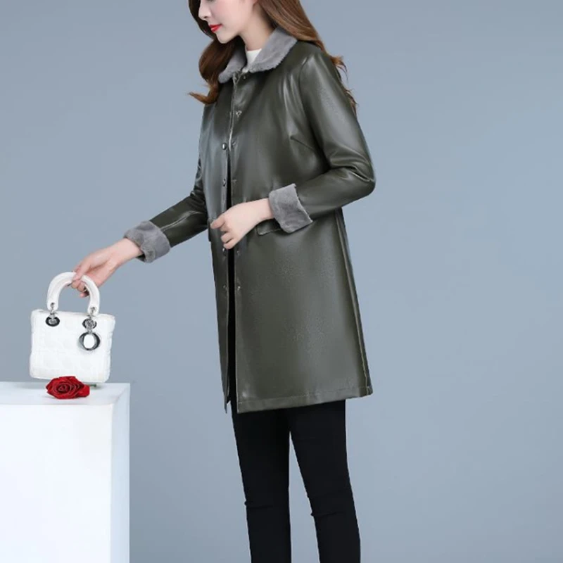 Женская зимняя кожаная куртка длинная однотонная из искусственной кожи с