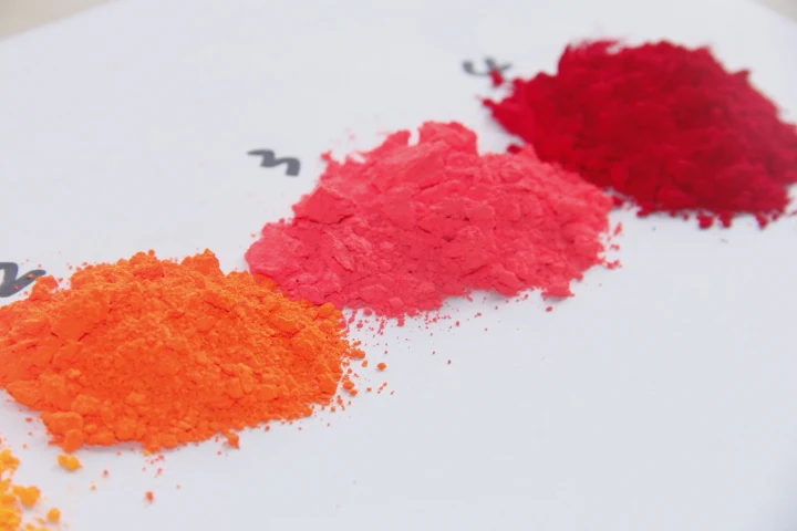 Желтый оранжевый порошок неонового пигмента смешанный цвет приятный для