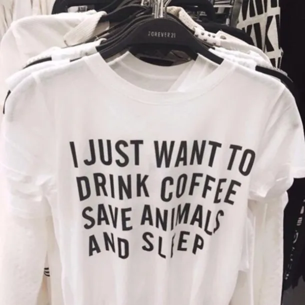 Я просто хочу пить кофе забавная графическая женская футболка с цитатами