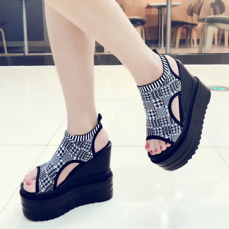 Женские сандалии на танкетке черные кроссовки с открытым носком высоком каблуке