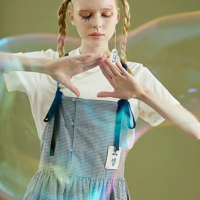 Женское платье на шнуровке в консервативном стиле без рукавов клетку с лямкой