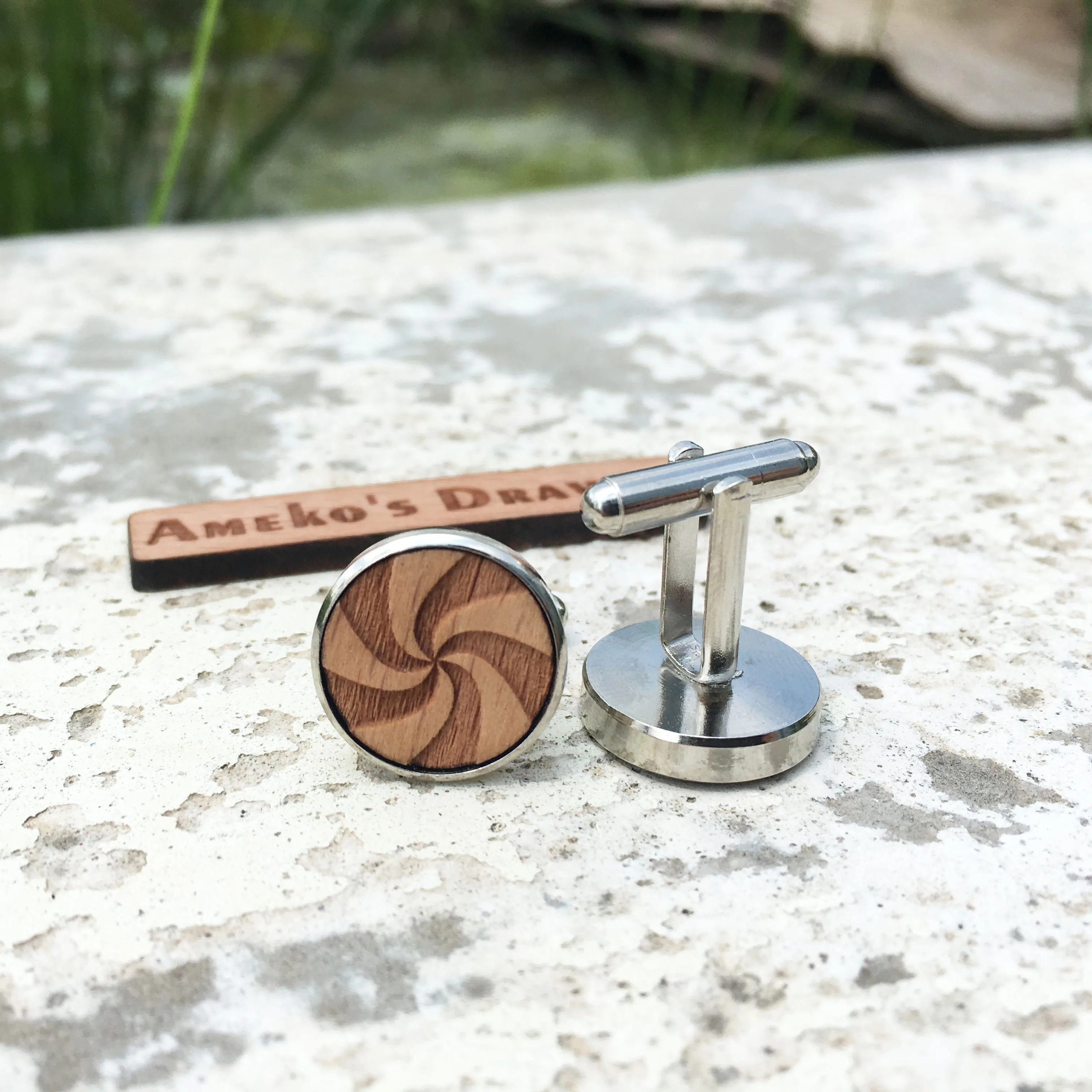 Круглые запонки ручной работы лазерная резка карамельного цвета из цельного