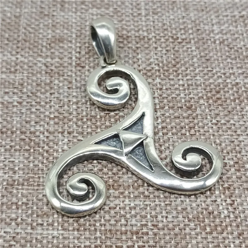 

Женская серебряная подвеска Triskelion для ожерелья