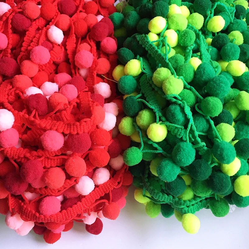 Лента с радужными кисточками и помпонами ручной работы зеленая/красная