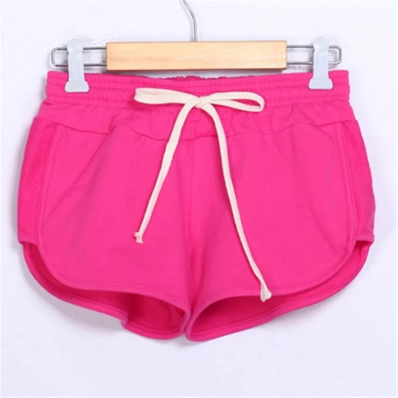 Распродажа Йога джогонг Drawstring Спортивные шорты Для женщин свободные хлопковые элистичные, средней, посадки для мальчиков однотонные шорты, Карамельный цвет женский Фитнес шорты - Цвет: rose red