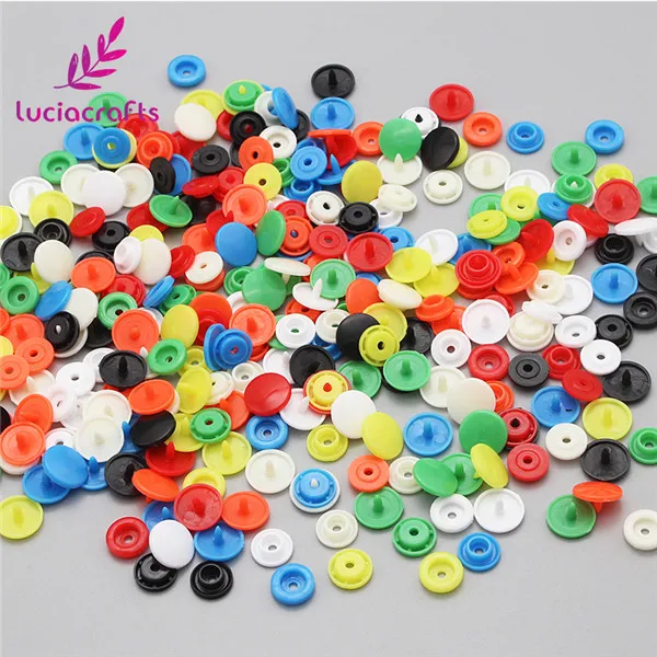 Lucia crafts 100 компл./лот 1,2 см Мульти параметр Пластик кнопки для одежды сумка-папка темная Пряжка DIY аксессуары для ногтей E0523 - Цвет: Random Color