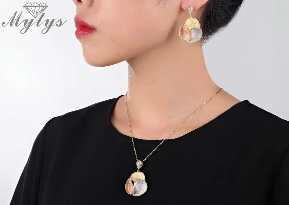 Mytys Three Tones Jewelry Sets for Women Dubai Pendant Necklace Earrings Sandblasting Brass Tricolor Gold GP Rhinestones | Украшения и